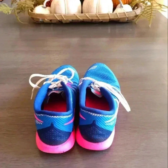 Nike Woman's - Picture 3 of 5